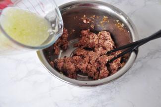 挤出的白菜水不要倒掉，分次加入肉馅中，我分了四次加完，不要一次性加入，每次要充分拌匀，让肉馅充分吸收水分。这也是白菜蒸饺鲜香多汁的窍门。