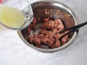 挤出的白菜水不要倒掉，分次加入肉馅中，我分了四次加完，不要一次性加入，每次要充分拌匀，让肉馅充分吸收水分。这也是白菜蒸饺鲜香多汁的窍门。