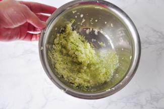 腌制五分钟后，白菜开始出水，您可以用手抓捏一下，帮助它快速出水。然后用手将白菜末团成小团，挤出水分。