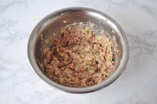 在搅打好的肉馅中加入少许盐、芝麻油，酱油拌匀，然后再放入白菜末拌匀。