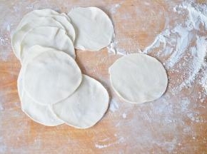 在搅打好的肉馅中加入少许盐、芝麻油，酱油拌匀，然后再放入白菜末拌匀。