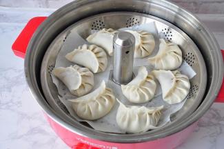 蒸锅中加入适量水，在蒸屉上抹上少许油或者垫上油纸，放入饺子大火蒸。