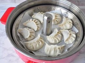 蒸锅中加入适量水，在蒸屉上抹上少许油或者垫上油纸，放入饺子大火蒸。