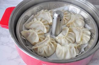 上汽后蒸10分钟左右即可，关火后闷两分钟再出锅。用手摸一下饺子，皮不会粘手即可。