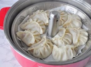上汽后蒸10分钟左右即可，关火后闷两分钟再出锅。用手摸一下饺子，皮不会粘手即可。