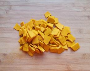 板栗南瓜去皮去瓤，洗干净切成片。