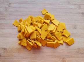 板栗南瓜去皮去瓤，洗干净切成片。