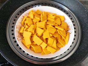 放在盘子里隔水蒸熟。