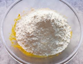 加入中筋面粉，用筷子挑拌成絮状。