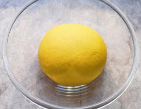 揉成光滑的面团，盖上保鲜膜发酵至两倍大。