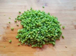 豆角洗干净焯水切碎。