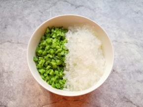 粉条提前泡软切碎，和豆角一起放在大碗里。