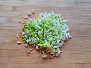 葱洗干净切成葱花。