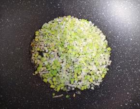 炒锅内倒适量的食用油烧热，下入葱花炒香关火。