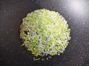 炒锅内倒适量的食用油烧热，下入葱花炒香关火。