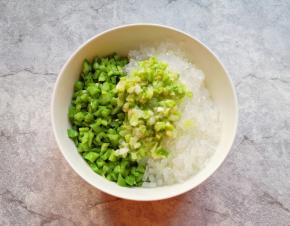 将炒好的葱花放在豆角粉条里面，搅拌均匀。