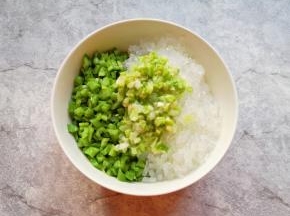 将炒好的葱花放在豆角粉条里面，搅拌均匀。