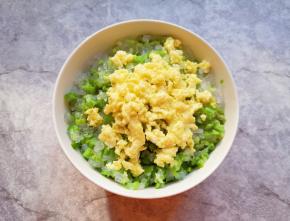 一个鸡蛋打散炒熟，放进馅料里搅拌均匀。