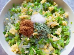 放十三香、盐和蔬之鲜搅拌均匀。