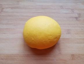 发酵好的面团揉光排气。