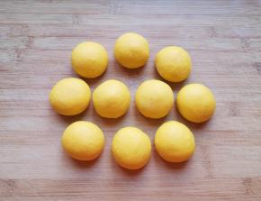 将分好的小剂子揉光滚圆。