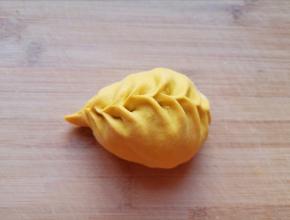 放上足够多的包子馅，包成自己喜欢的形状。