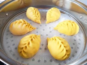 蒸锅内放水，篦子上铺上硅胶垫，放上做好的包子生胚，盖上锅盖二次发酵10分钟左右，凉水上锅，上汽后大火蒸10分钟关火，焖5分钟左右出锅。