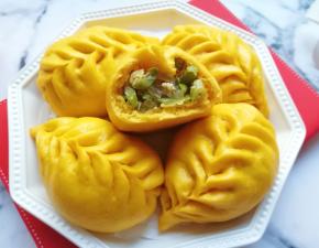 掰开一个看看，皮薄馅大味道好。