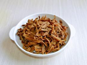 豆角干冲洗两遍，再冷水泡发，我泡了一上午。