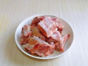 肋排用温水洗干净。