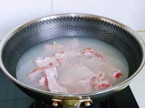 焯水: 冷水下锅，大火烧开煮2分钟，捞出用温水冲洗，再淋干水分。