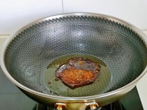 起油锅，加入冰糖，小火炒化至褐色。