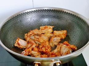 加入焯水的排骨炒糖色，每块排骨均匀的挂上糖色。