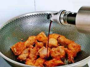 再加入生抽，小火翻炒均匀。