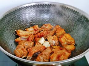 加入切好的姜片，大蒜，八角，桂皮翻炒。