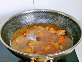 再加入纯净水，没过排骨为佳，盖上盖子烧开，转小火慢炖25分钟。