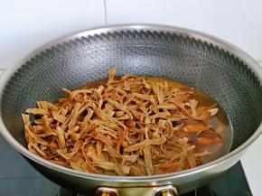 25分钟加入泡发的豆角干，按个人口味加入盐，烧开小火再炖20分钟。