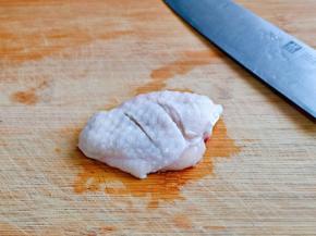 买回来的鸡翅，首先用温水洗干净，再鸡翅上划两刀，反正两面各划两刀。