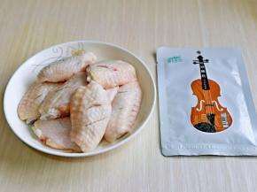 依次做完的鸡翅，再次用温水冲洗，再用厨房用纸擦干。