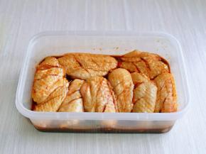 充分抓拌均匀，盖上盖子腌制6小时以上。(我放入冰箱冷藏腌制了一夜)