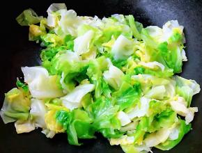 放入大头菜爆炒