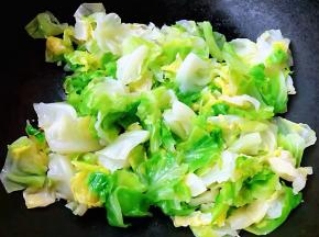 放入大头菜爆炒