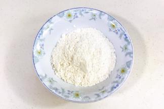 用手揉搓均匀备用。