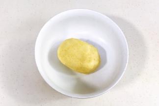 用手抓匀，揉成团。