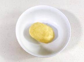 用手抓匀，揉成团。