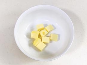 黄油室温软化，手指可轻轻按压下去。