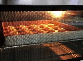 入预热的烤箱，上下火170度约16分钟。