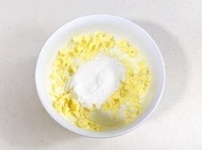 加入糖粉，继续搅打均匀。