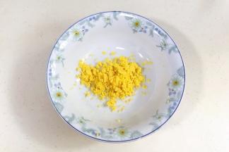 鸡蛋煮熟取出蛋黄，蛋黄过筛到碗中。