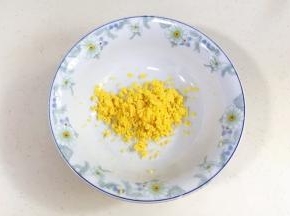 鸡蛋煮熟取出蛋黄，蛋黄过筛到碗中。